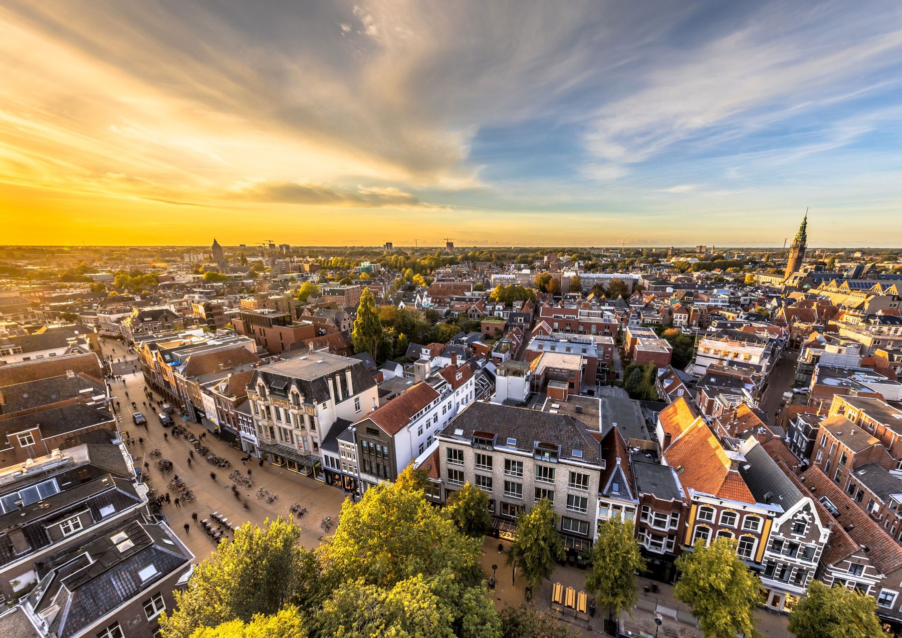 Luchtfoto van Groningen bij zonsondergang